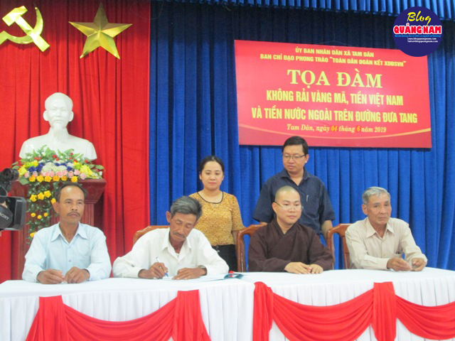 Đại diện các chùa tộc họ trên địa bàn xã Tam Dân ký cam kết hưởng ứng thực hiện